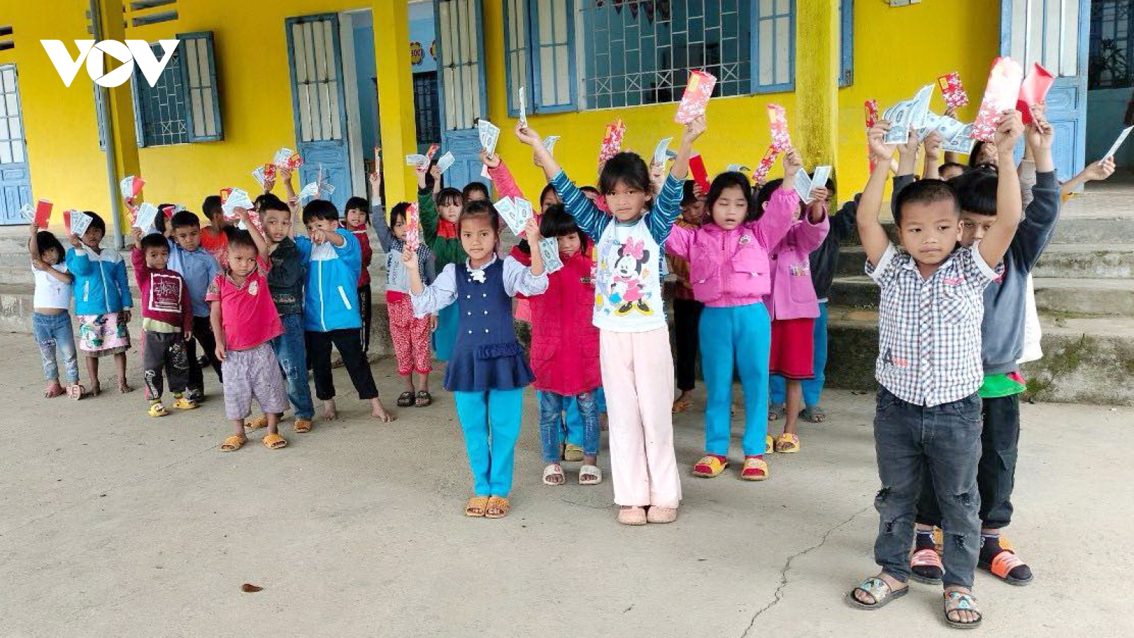 Học sinh miền núi huyện Nam Trà My được nhận được lì xì khi trở lại trường